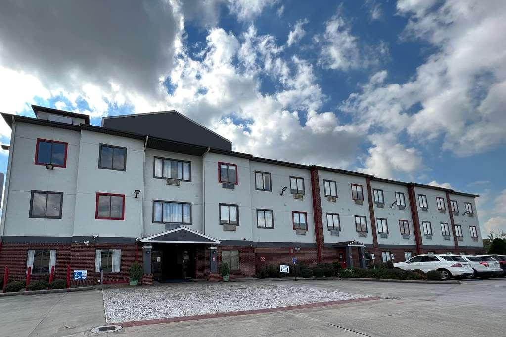 Baymont By Wyndham Brookhollow Hotel 2*
