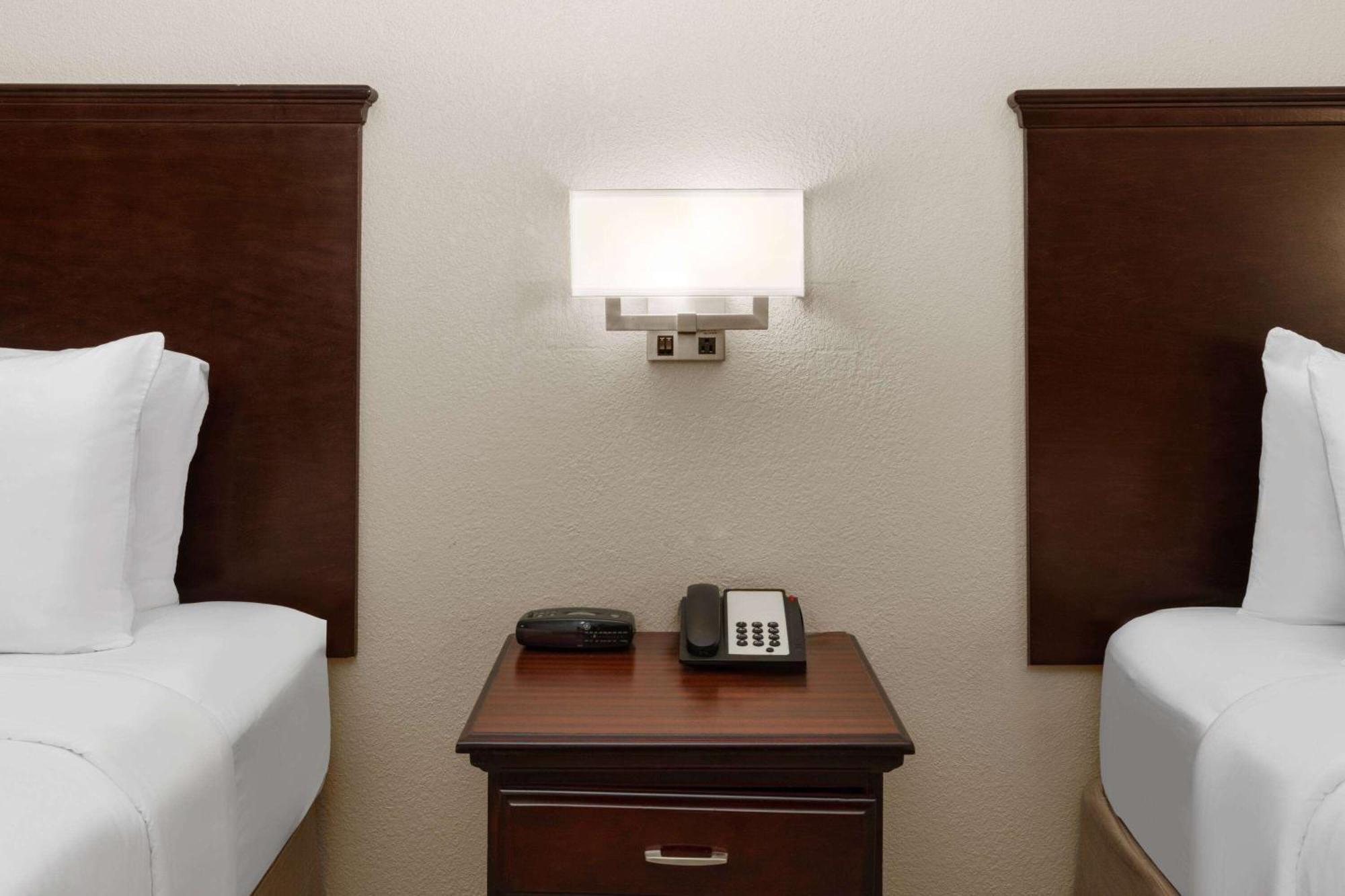 Baymont By Wyndham Brookhollow 2*